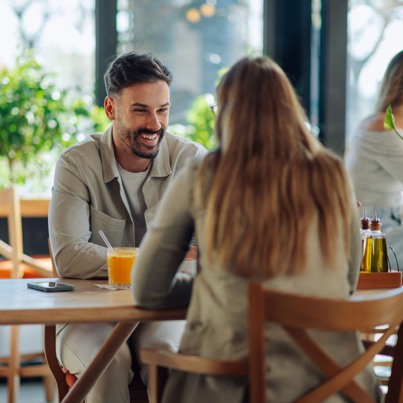 Persone felici che fanno colazione al bar